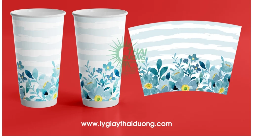Top 5 Bước Để Chọn Chất Liệu Và Thiết kế Ly Giấy Gây Ấn Tượng Trong kỷ nguyên của "kinh tế trải nghiệm", một chiếc ly giấy không đơn thuần chỉ là vật dụng đựng đồ uống mà còn là "đại sứ thương hiệu" di động. Một thiết kế tinh tế kết hợp cùng chất liệu cao cấp sẽ giúp khách hàng nhớ đến bạn ngay từ cái chạm đầu tiên. Dưới đây là 5 bước chiến lược giúp bạn sở hữu những chiếc ly giấy vừa bền bỉ, vừa mang tính thẩm mỹ cao. 1. Xác định mục đích sử dụng và phân loại ly Trước khi bắt tay vào thiết kế, bạn cần xác định rõ loại đồ uống mình kinh doanh. Đây là bước quan trọng nhất để chọn đúng đặc tính kỹ thuật cho ly: Ly giấy nóng: Thường có cấu trúc 2 lớp (double wall) để cách nhiệt, bảo vệ tay khách hàng khi cầm cà phê hoặc trà nóng. Ly giấy lạnh: Thường được tráng 2 lớp nhựa PE (trong và ngoài) để chống tình trạng "đổ mồ hôi" (ngưng tụ nước) làm mềm thân ly. 2. Lựa chọn chất liệu giấy cao cấp và thân thiện môi trường Khách hàng hiện nay rất quan tâm đến sống xanh. Việc chọn chất liệu không chỉ ảnh hưởng đến độ bền mà còn là điểm cộng lớn cho thương hiệu: Giấy tinh khiết (PO): Đảm bảo an toàn vệ sinh thực phẩm, có màu trắng sáng tự nhiên, giúp mực in lên màu sắc nét. Giấy Kraft: Mang lại vẻ ngoài vintage, mộc mạc và cực kỳ thân thiện với môi trường. Lớp phủ (Coating): Ngoài PE truyền thống, bạn có thể cân nhắc lớp phủ PLA (nhựa sinh học làm từ tinh bột bắp) để ly có khả năng phân hủy hoàn toàn. 3. Thiết kế hình ảnh và thông điệp thương hiệu Đừng tham chi tiết. Một chiếc ly giấy ấn tượng thường tuân thủ nguyên tắc "Less is More": Vị trí Logo: Đặt ở tâm điểm hoặc đối diện người cầm để dễ dàng lọt vào khung hình khi khách hàng "check-in". Màu sắc chủ đạo: Sử dụng hệ màu nhận diện thương hiệu. Lưu ý: Màu sắc trên giấy thường trầm hơn trên màn hình, nên hãy kiểm tra kỹ bản in thử (sample). Thông điệp (Slogan): Một câu nói truyền cảm hứng hoặc một hình vẽ minh họa độc đáo sẽ khiến khách hàng muốn giữ lại chiếc ly hoặc chụp ảnh chia sẻ lên mạng xã hội. 4. Tối ưu hóa trải nghiệm cầm nắm (User Experience) Thiết kế không chỉ là nhìn, mà còn là cảm nhận. Một chiếc ly gây ấn tượng phải mang lại sự thoải mái: Độ nhám và vân nổi: Bạn có thể thiết kế các đường gân nổi hoặc lớp giấy nhám bên ngoài để tăng độ bám, tránh trơn trượt. Khớp nắp: Đảm bảo nắp đậy khít, chắc chắn nhưng dễ mở. Màu sắc của nắp (đen, trắng hoặc trong suốt) cũng cần đồng bộ với thiết kế tổng thể. 5. Chọn kỹ thuật in ấn hiện đại Công nghệ in quyết định đến 90% vẻ ngoài của sản phẩm cuối cùng: In Offset: Phù hợp cho số lượng lớn, độ sắc nét cực cao và màu sắc đồng nhất. In Flexo: Lựa chọn kinh tế hơn nhưng vẫn đảm bảo chất lượng cho các thiết kế đơn giản. Mực in: Ưu tiên mực đậu nành (Soy ink) để đảm bảo an toàn tuyệt đối cho sức khỏe người dùng.